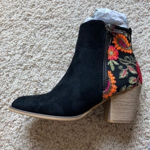 *Embroidered Black Booties, Size 7*